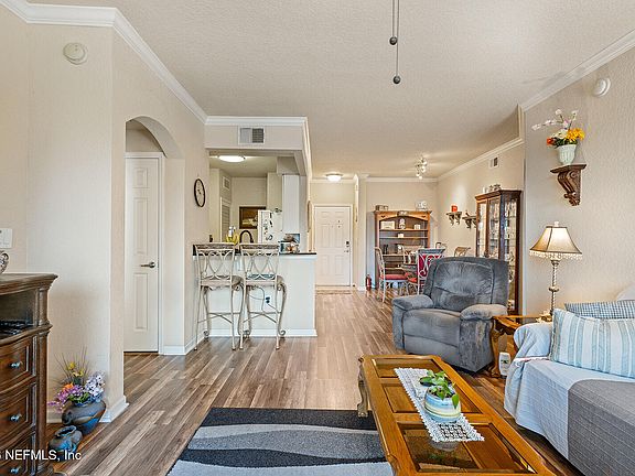3rd image of 8539 GATE Parkway W #9321