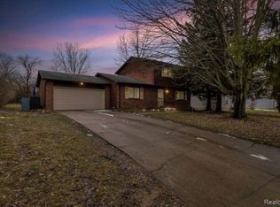 1253 River Oaks Dr, Flint, MI 48532