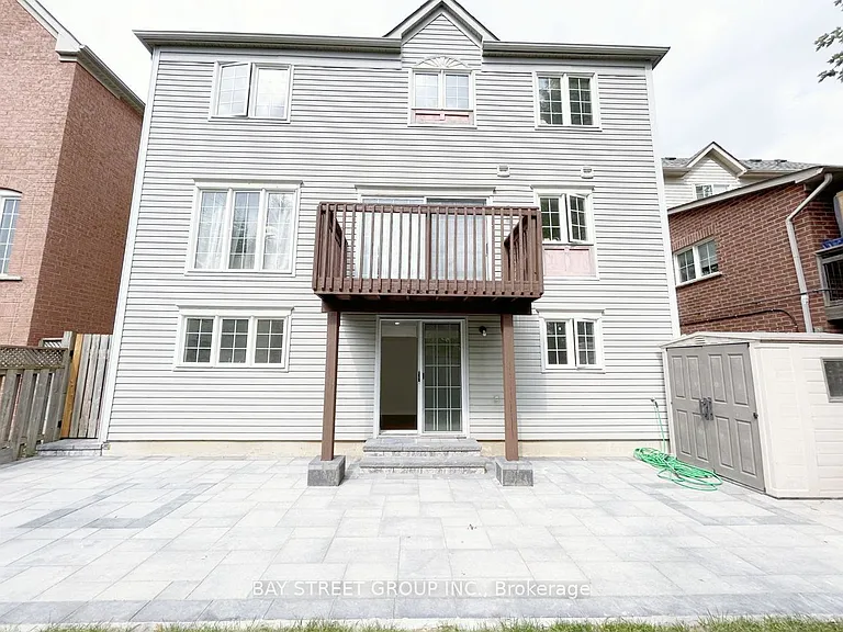 17 Bradbury Cres — Photo 3