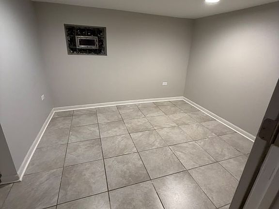 3rd image of 831 N Keystone Ave #1