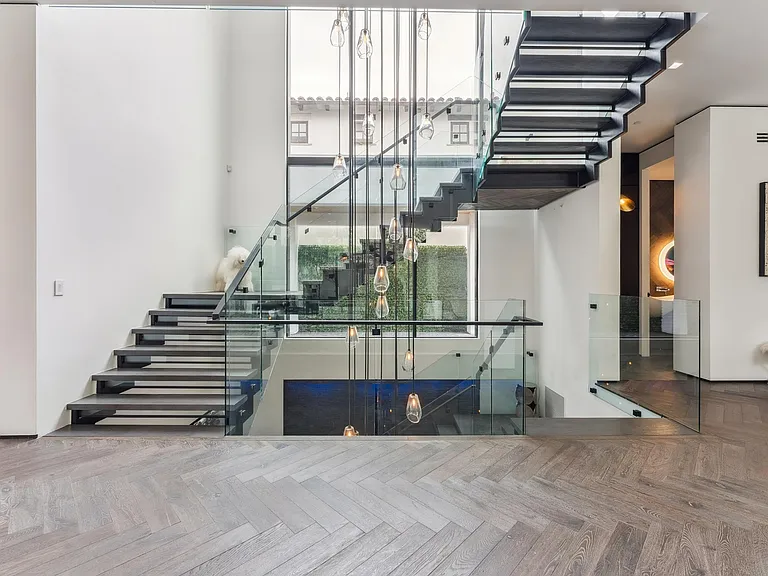 213 S La Peer Dr — Photo 15