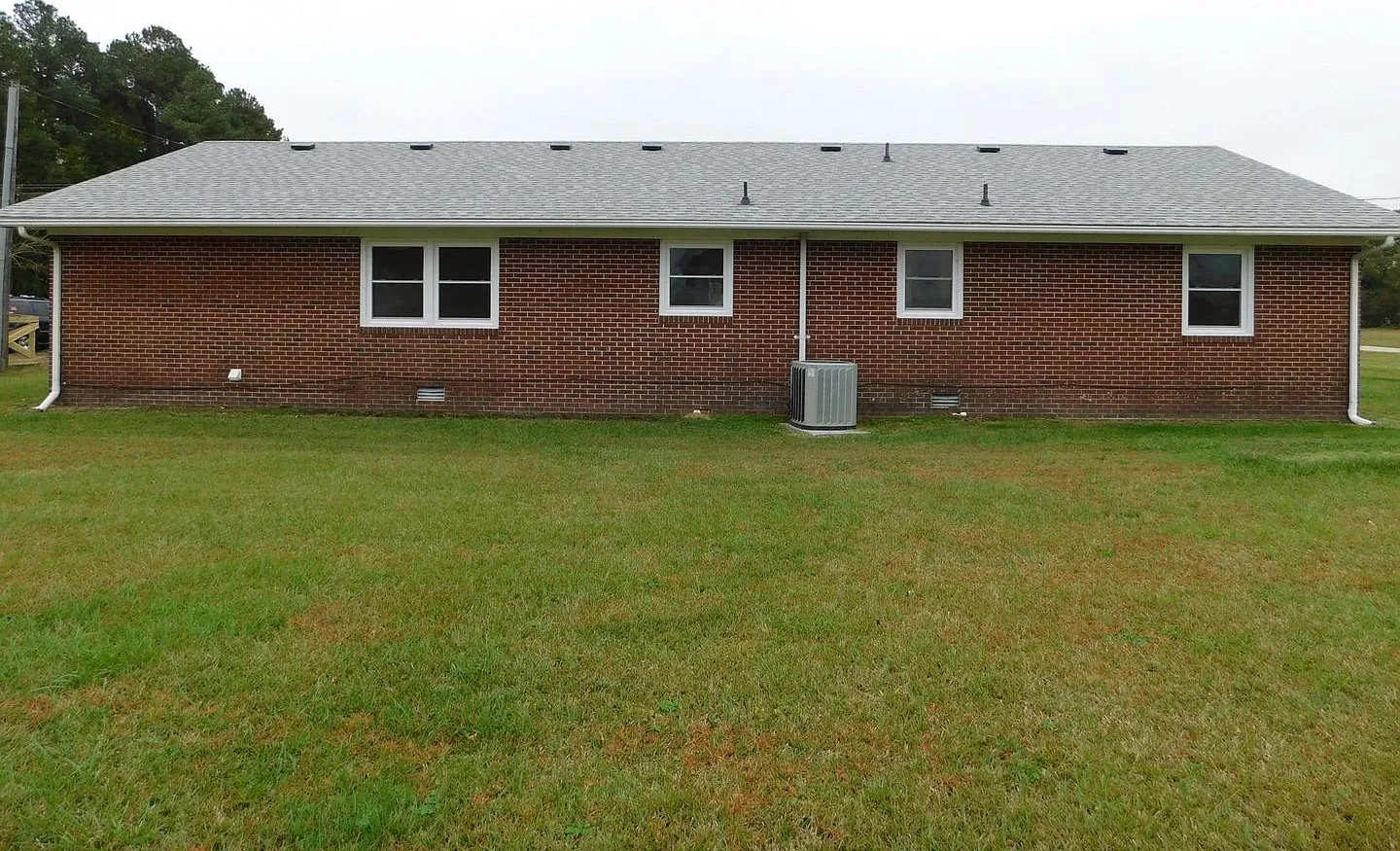 Newly Renovated 3 bedroom, 2 bath home — Photo 3