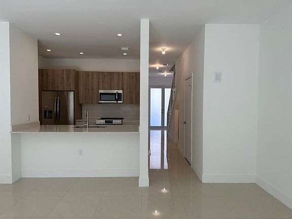 3rd image of 815 17th Ave #2