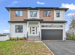 9 Twin Oak Rd, Livingston, NJ 07039