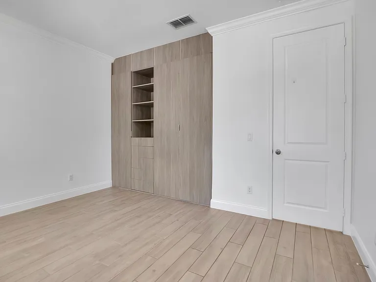 8318 Vivaro Isle Way — Photo 17