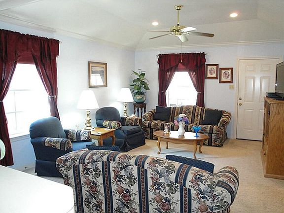 4th image of 418 Cherry Laurel Dr