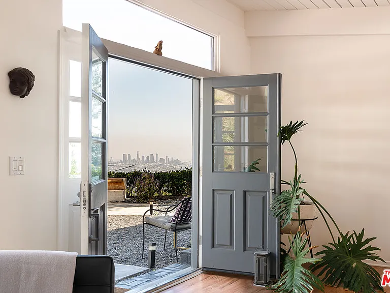 7107 Pacific View Dr — Photo 2