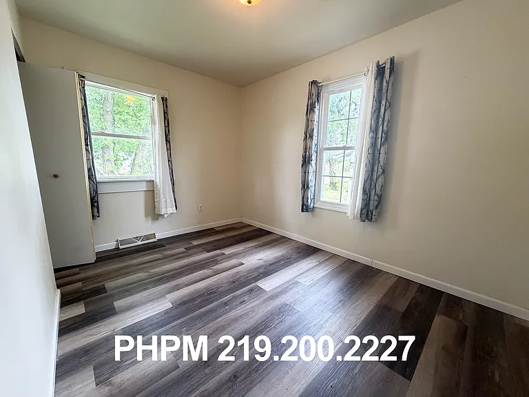 327 Hanley St — Photo 8