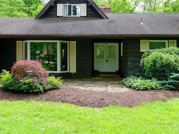 8693 E Craig Dr, Chagrin Falls, OH 44023