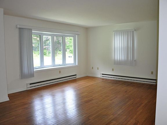 Livingroom w/ Hardwood Floor