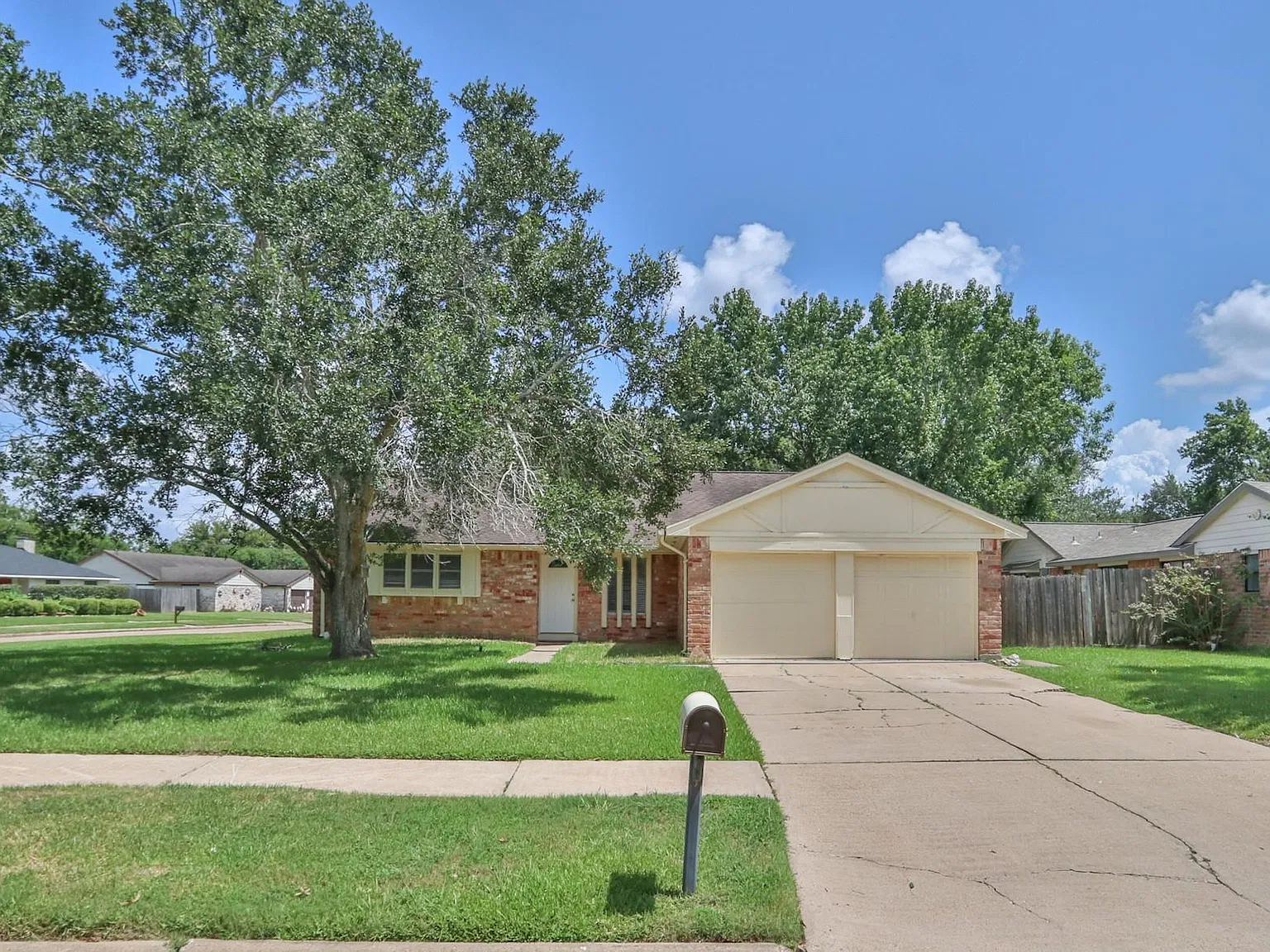 4 bed, 2.0 bath, 1872 sqft, $2,400 — Photo 1