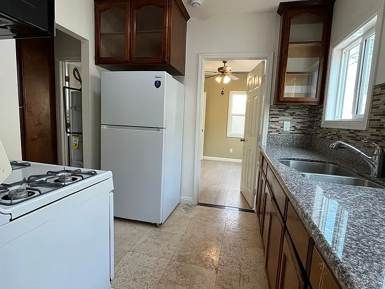 5217 5221 1/2 Denker Ave — Photo 2