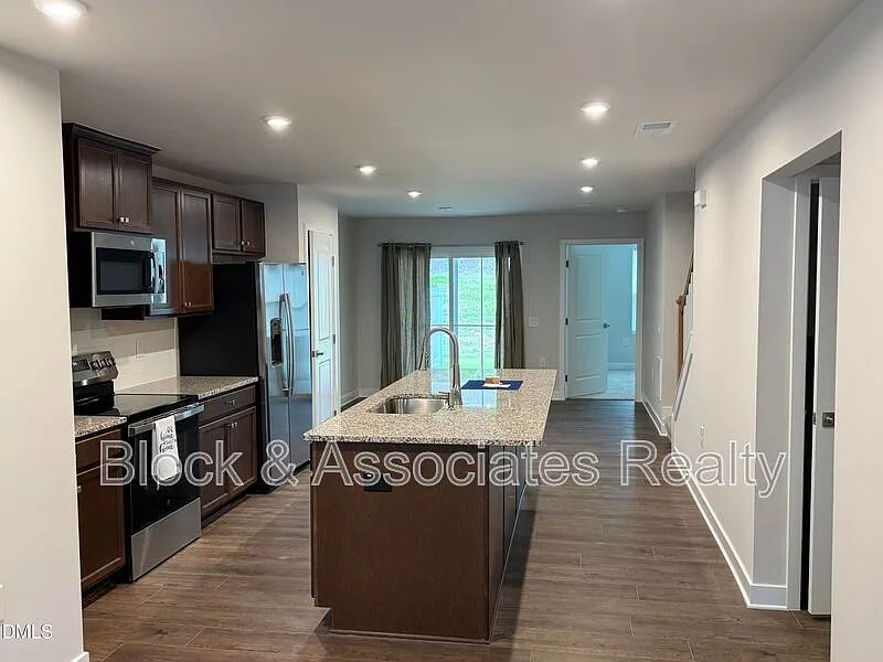 3 bed, 2.5 bath, $1,900 — Photo 3