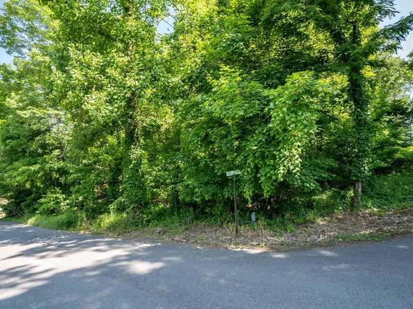 9 Champagne Dr, Morgantown, WV 26508