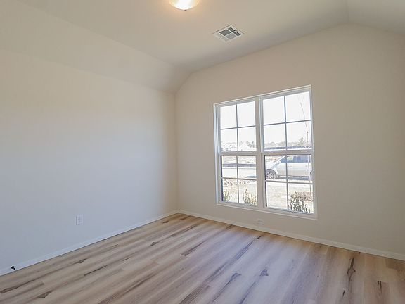 4th image of 3104 S Redwood Ave