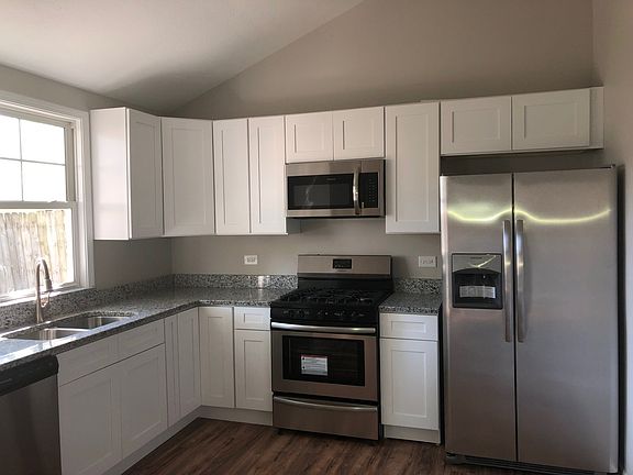 3rd image of 30W001 Danbury Dr