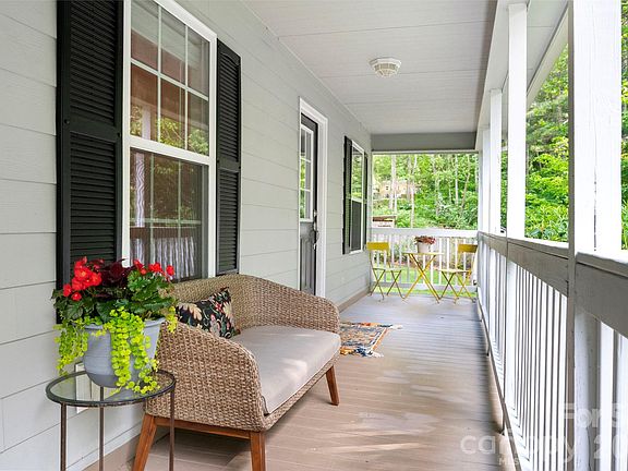 3rd image of 30 Lawterdale Cir