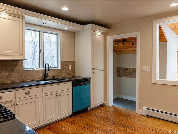 3rd image of 523 Shenandoah Road