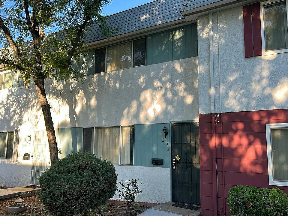 2nd image of 213 Greenbriar Townhouse Way #Townhouse