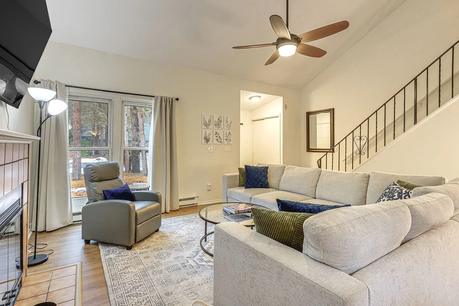 2 bed, 1.0 bath, 1259 sqft, $3,667 — Photo 3