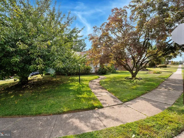 400 Redhill Dr, Broomall, PA 19008