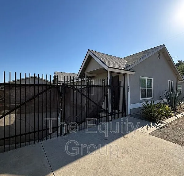 700 E Tulare Ave — Photo 1