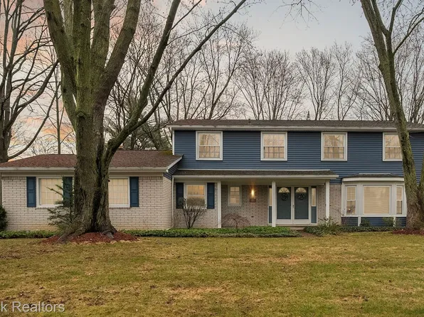 4488 Beach Rd, Troy, MI 48098