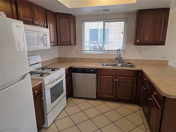 4th image of 536 Close Ave