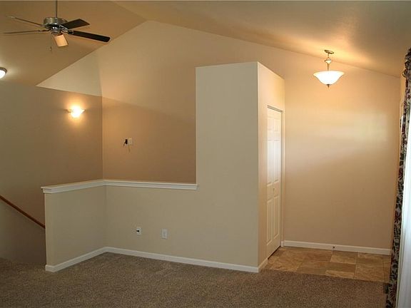 4th image of 327 Viceroy St