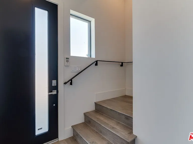 4826 1/2 Pickford St — Photo 5