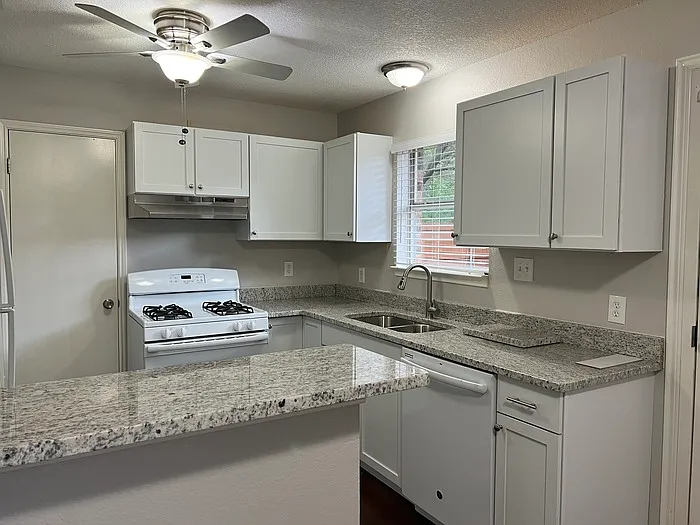 1007 Shaw St — Photo 6