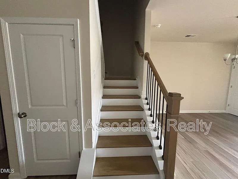 3 bed, 2.5 bath, 1938 sqft, $2,050 — Photo 4