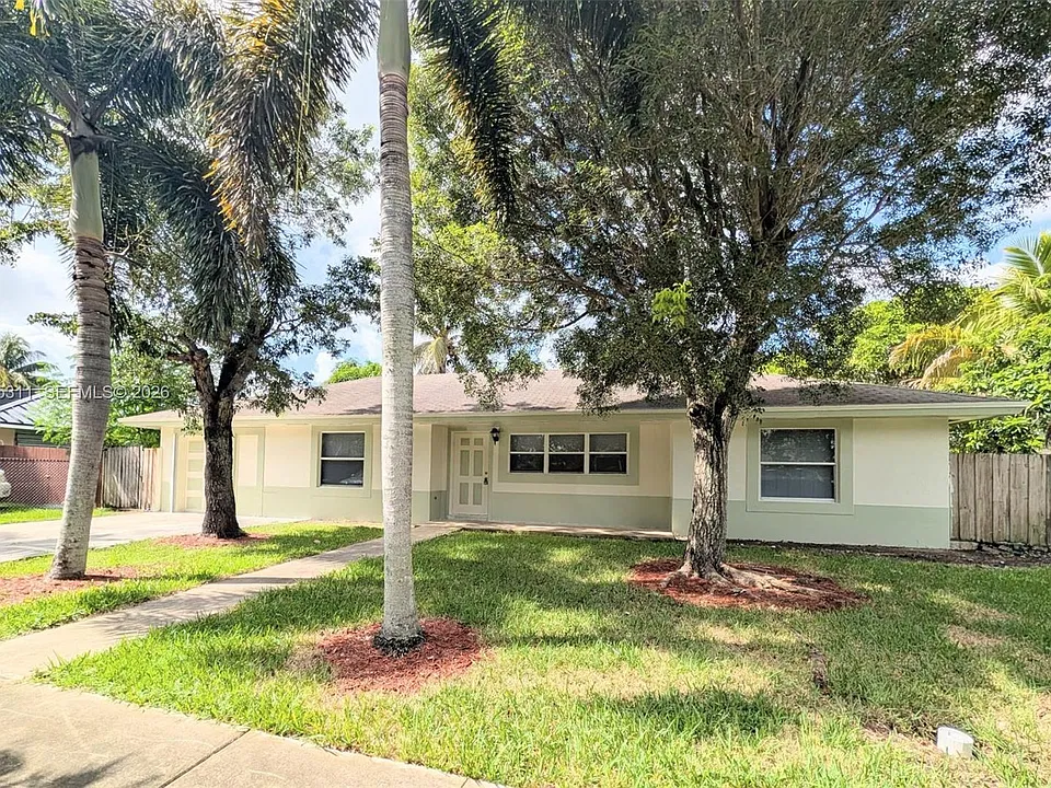 945 NW 4th Ln