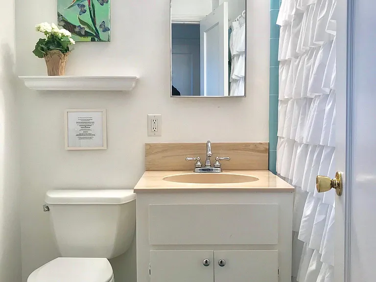 Upstairs bath with tub/shower
