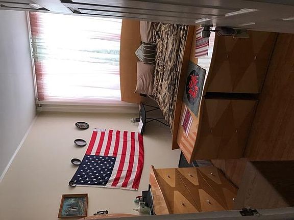 3rd image of 221 Mallory Ave