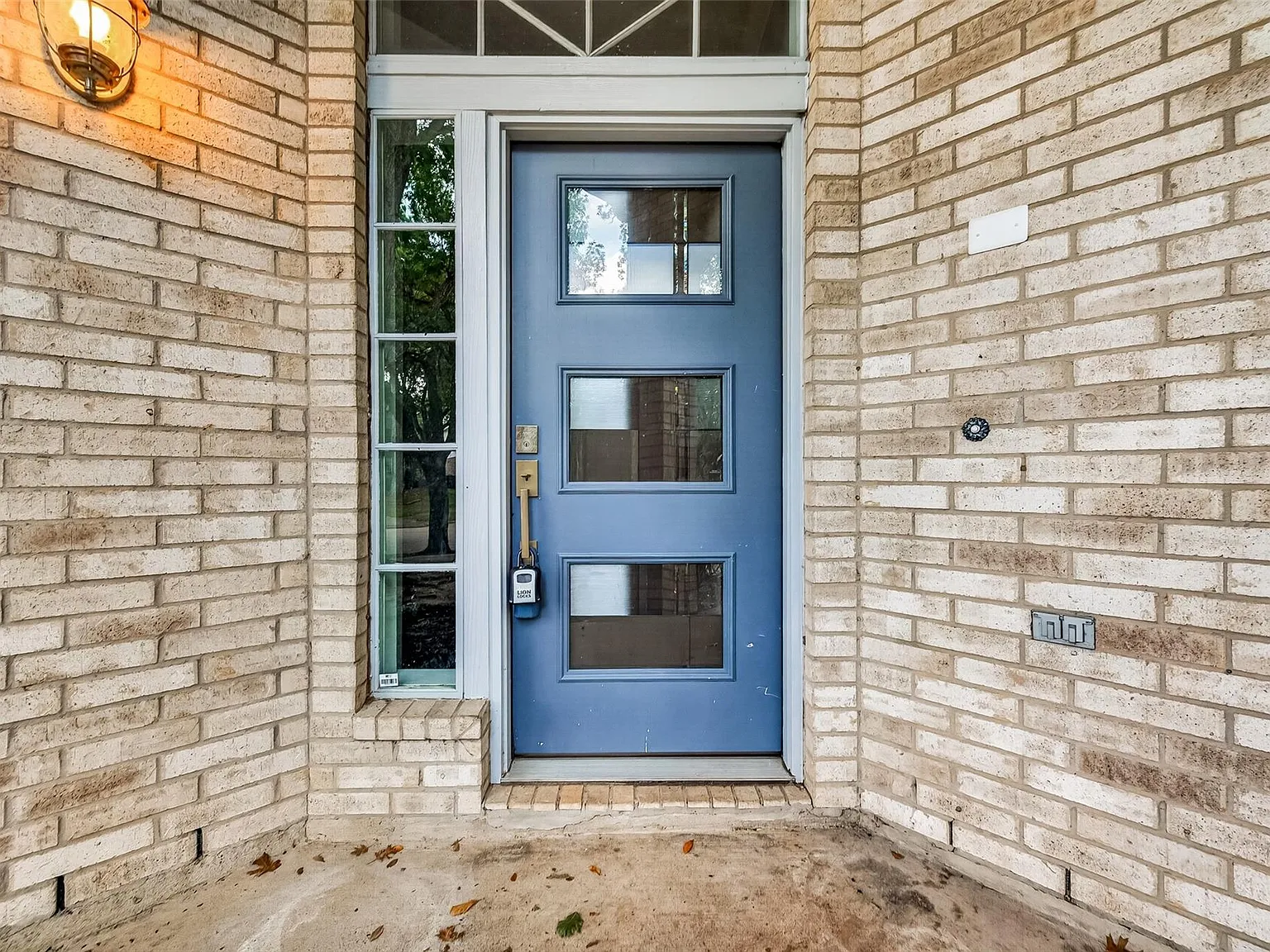 3 bed, 2.0 bath, 1997 sqft, $2,300 — Photo 2
