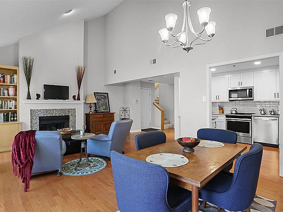 3rd image of 5587 Waterman Blvd APT C