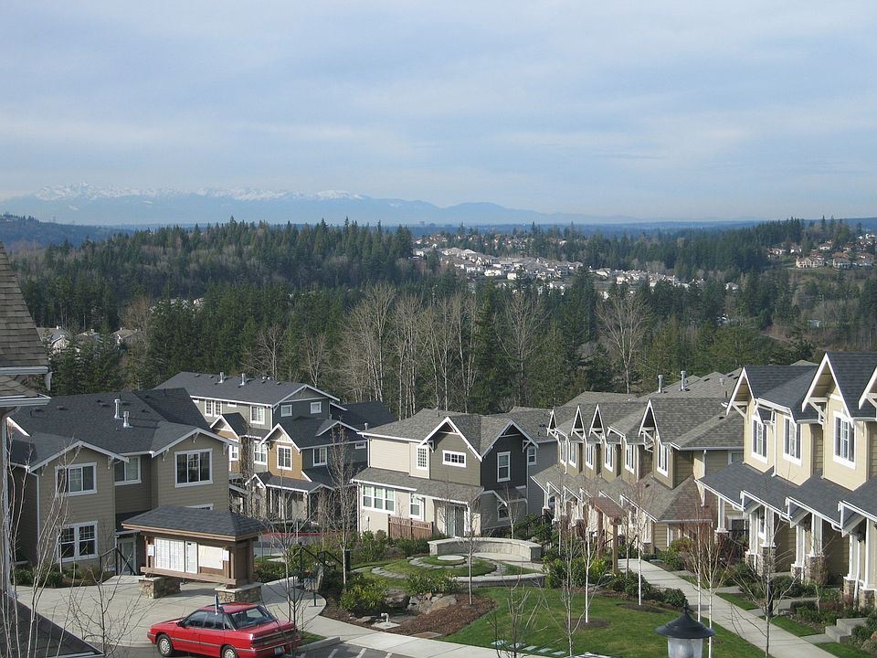 Views of Seattle, Bellevue & Olympic Mountains from Kitchen & Master Bedroom