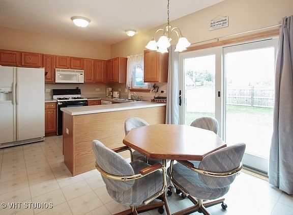 3rd image of 124 Stillwater Dr
