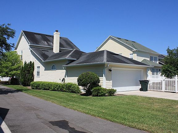 Back side  w 4 car drive