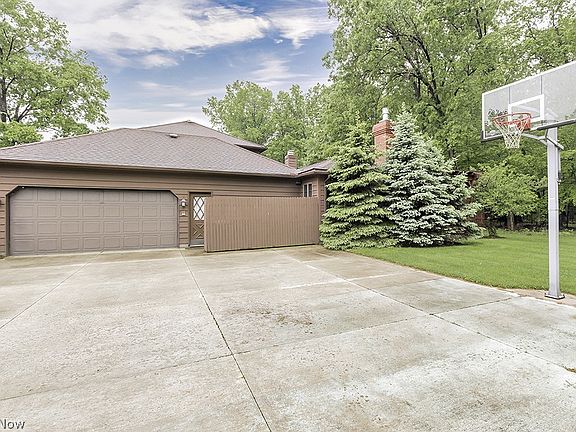 3rd image of 330 Greenbriar Dr