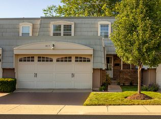 646 Dauphine Ct UNIT F, Elk Grove Village, IL 60007