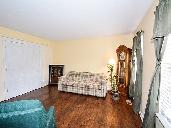 3rd image of 220 Dupont Ln