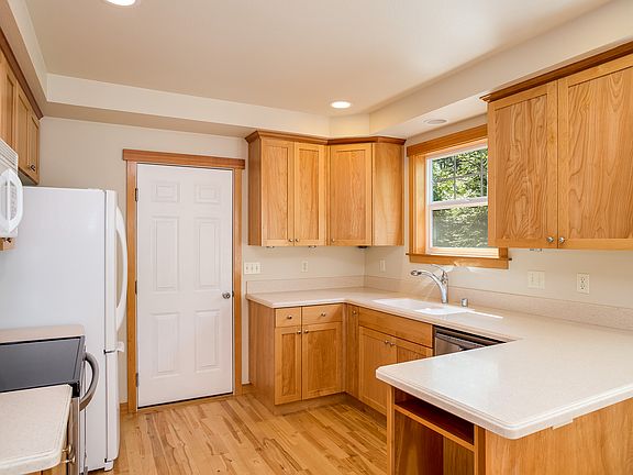 5th image of 735 NE Day Lily Ln