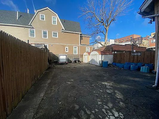 4th image of 8307 Pettit Ave