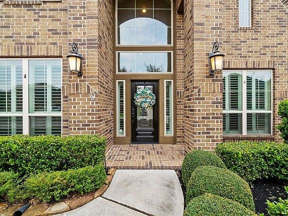 Charming curb appeal and notice the plantation shutters!