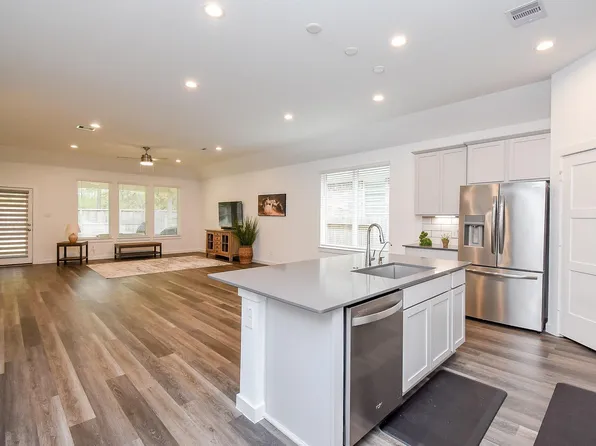 383 Westlake Terrace Dr, Conroe, TX 77304