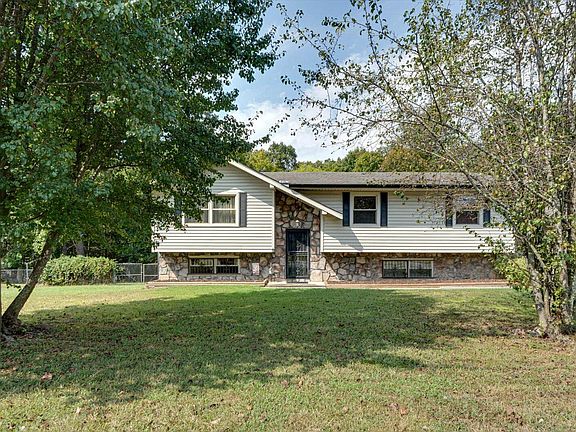 3rd image of 276 E Sharon Cir