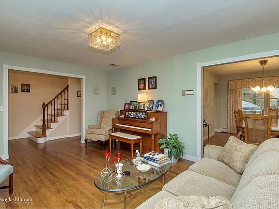 4th image of 42 Thomas Dr