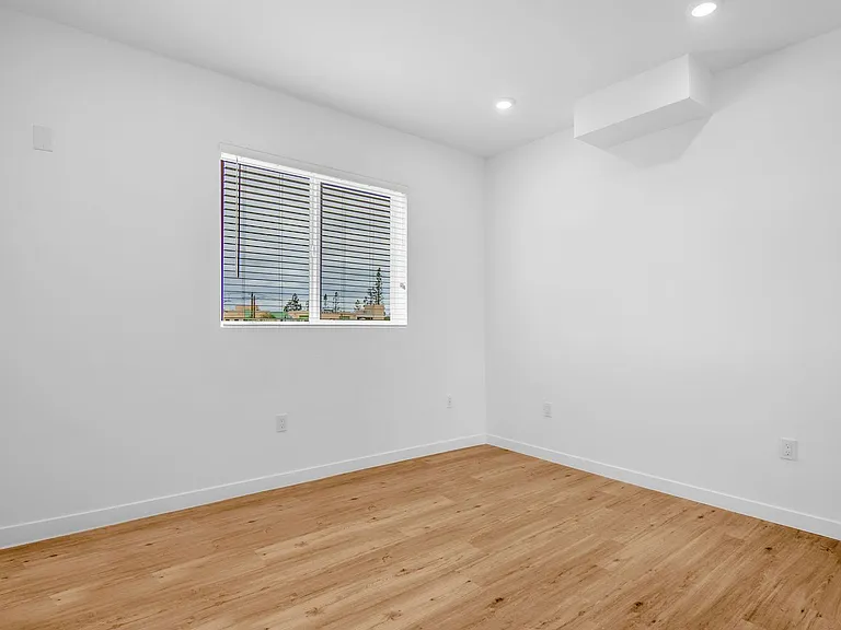 14333 Sylvan St — Photo 26